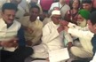 Anna Hazare ends fast after holding talks with Maharashtra CM, agriculture minister